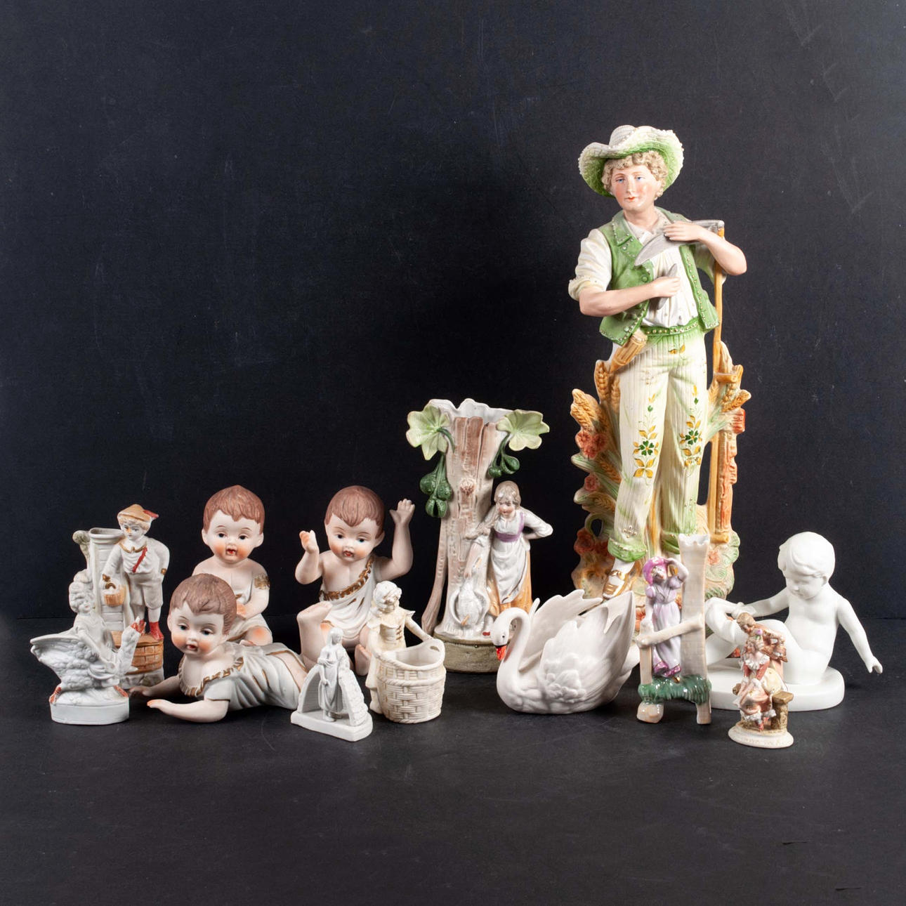 FIGUREN, Biskuitporzellan und Porzellan, 20. Jahrhundert, 13 Stück. Asiatika - Keramik & Porzellan