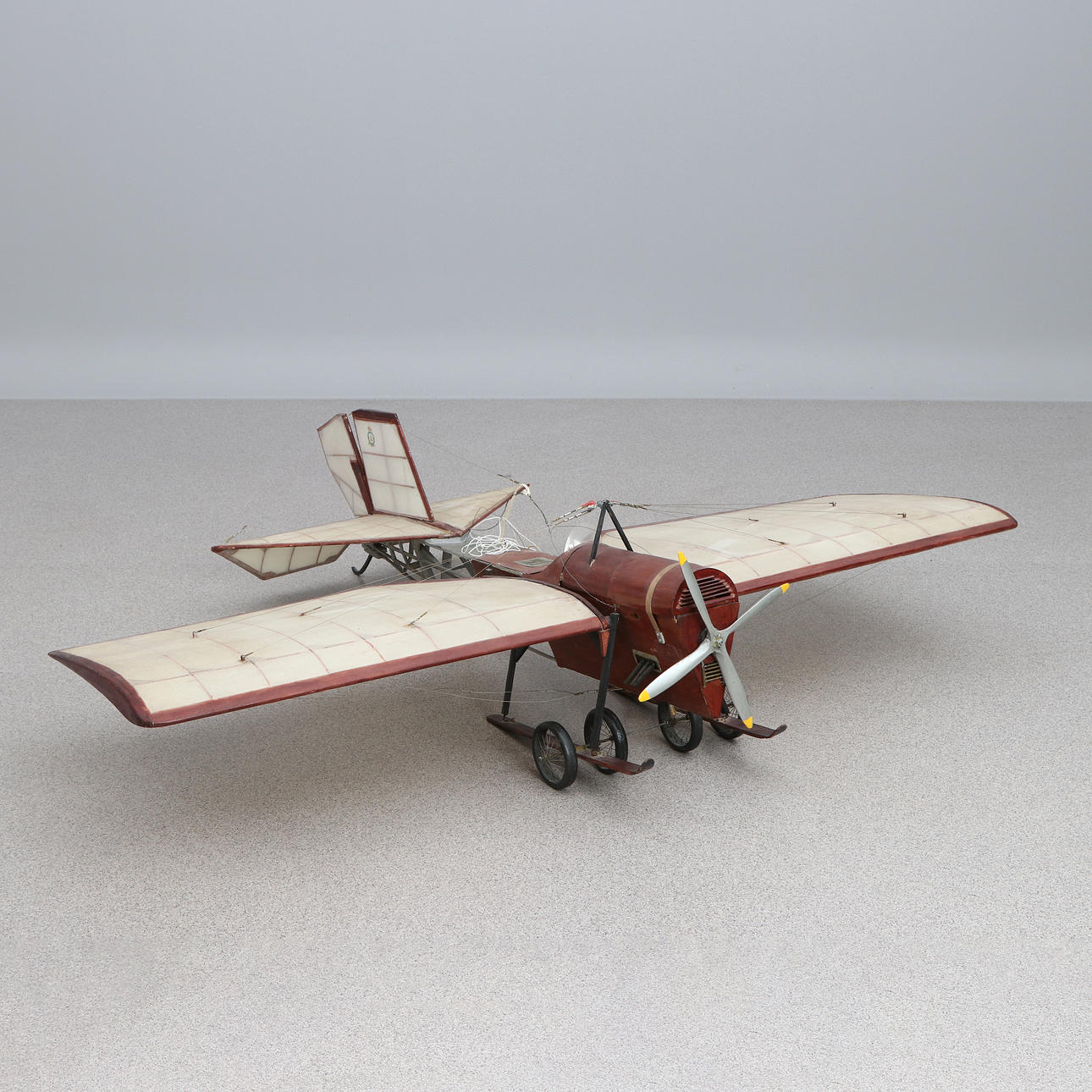 MODEL FLY. Træ, tekstil osv. Boligbyggeri. 20. århundrede.