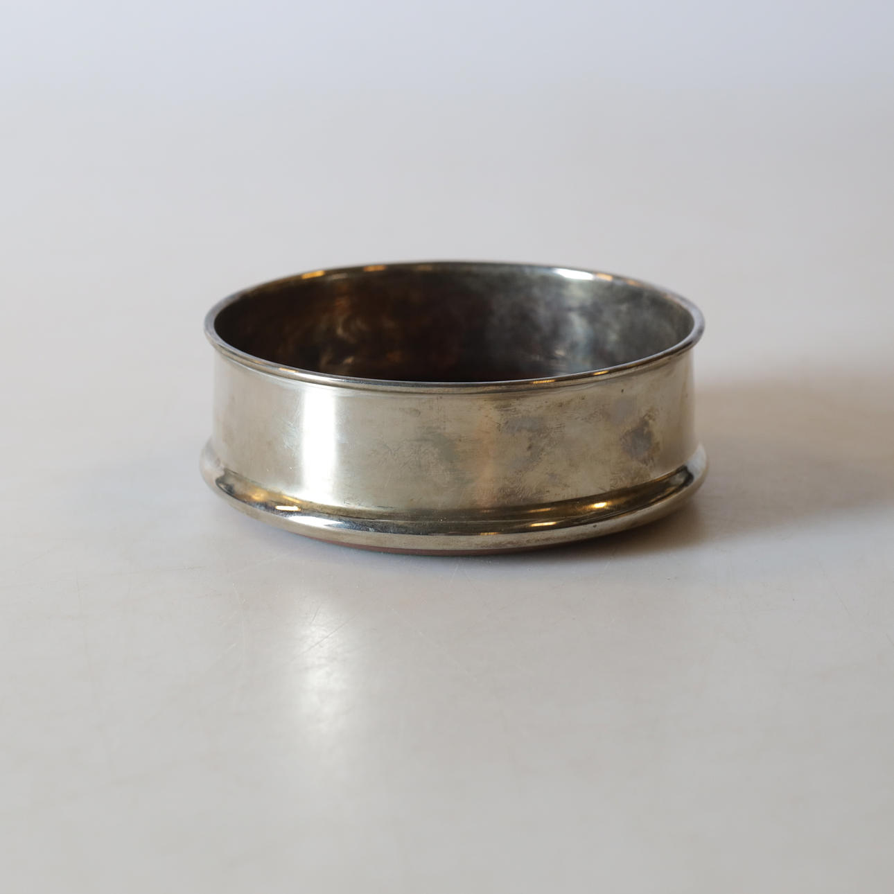 LASINALUS, puuta och nikkelhopeaa, 1900-luku.