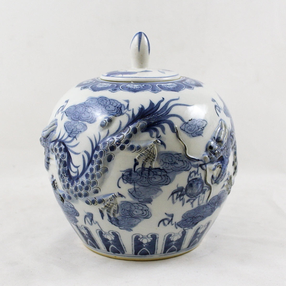 LOCKURNA, porslin, Kina, 1900-tal.