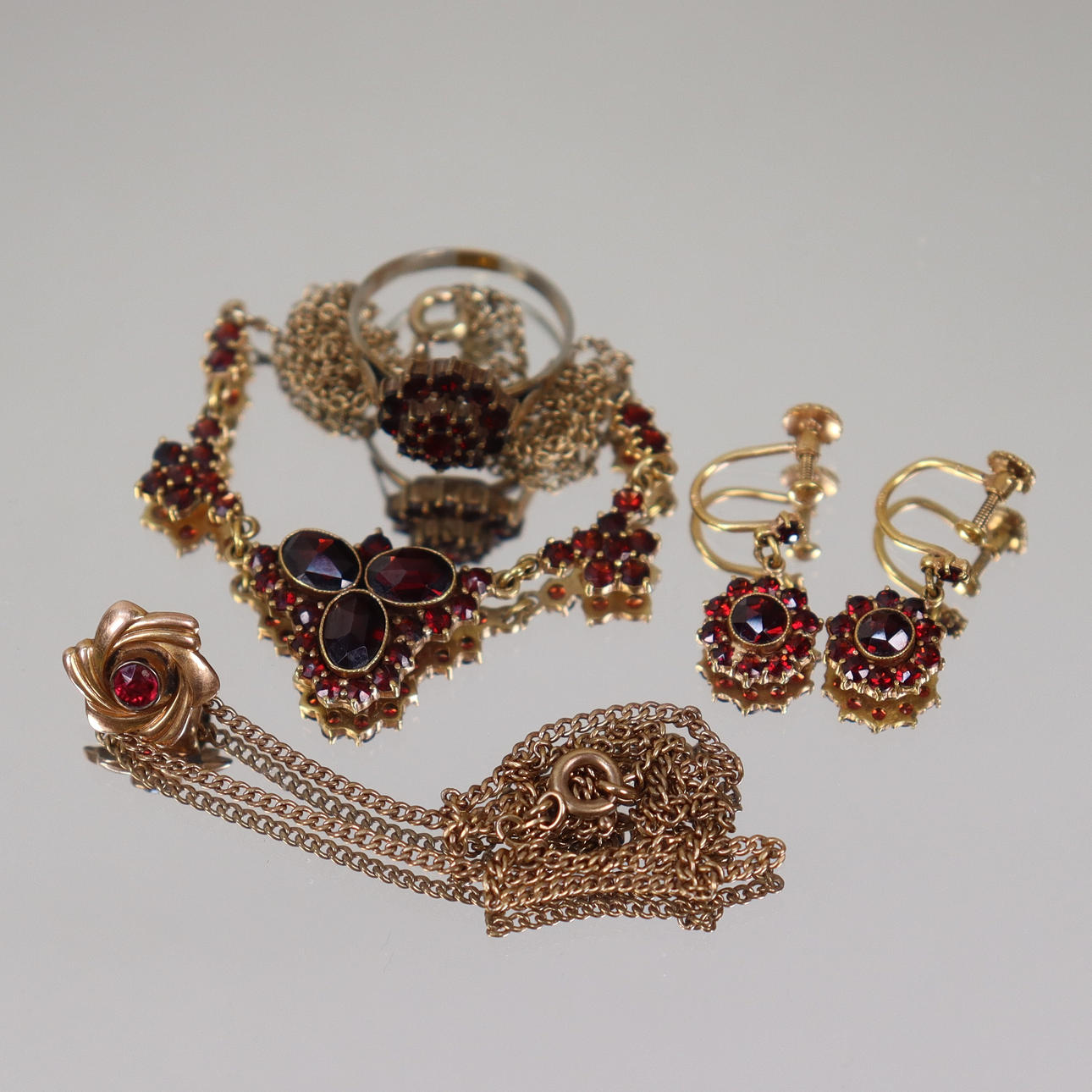 GARNITYR, metal og granater, 5 stk.