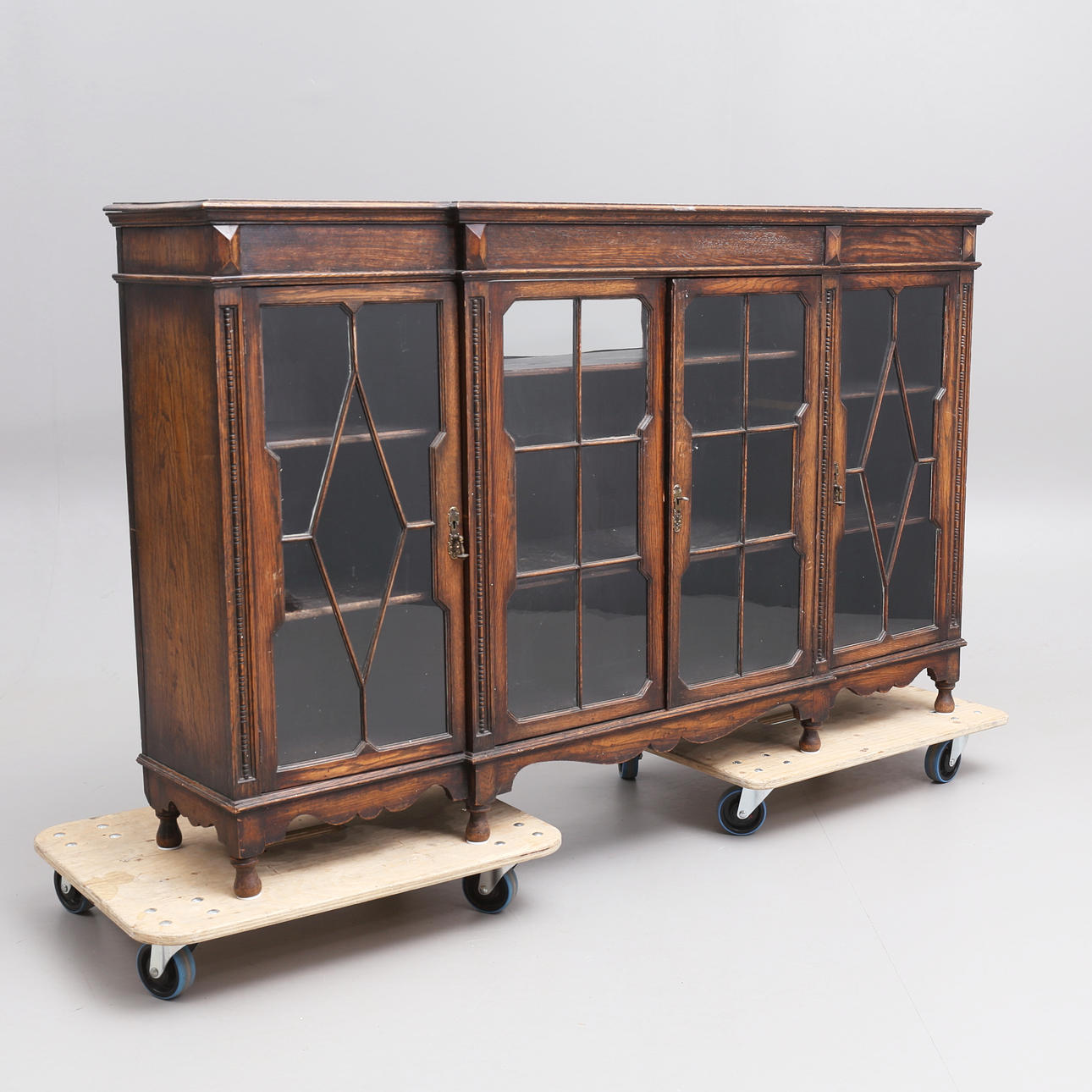 An English style display cabinet, mid/second half of the 20th century.