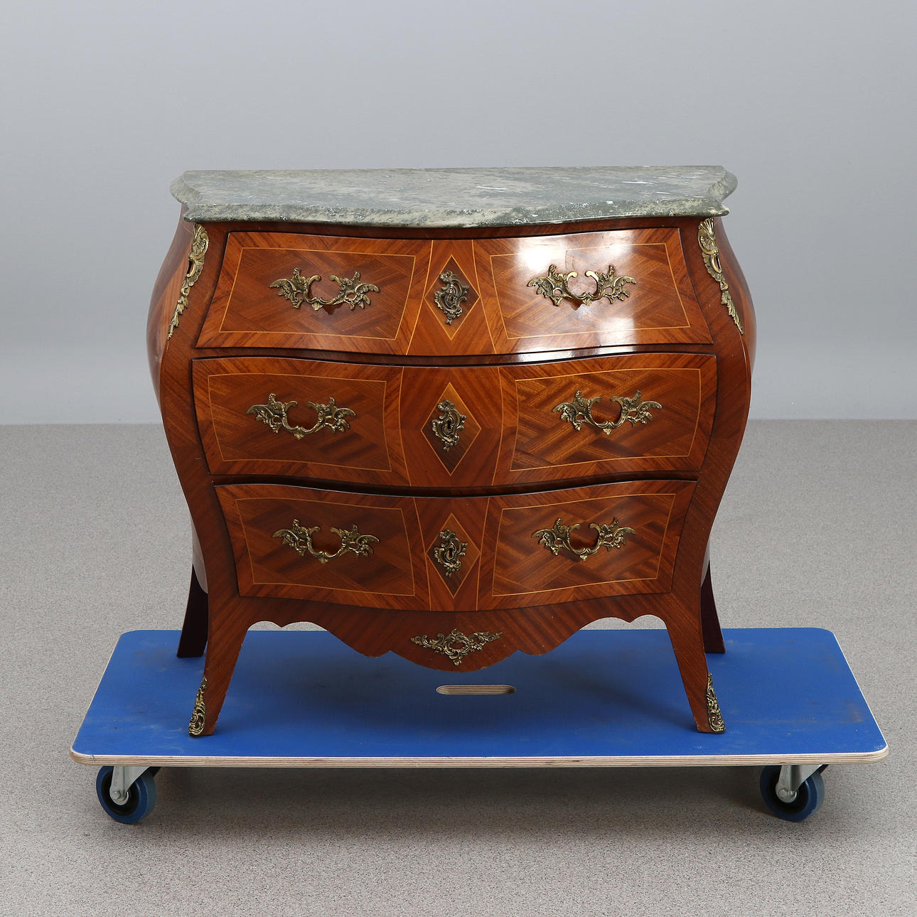 Chest of drawers WITH MARBLE TOP. Mahogany with brass fittings. Rococo style, second half of the 20th century.