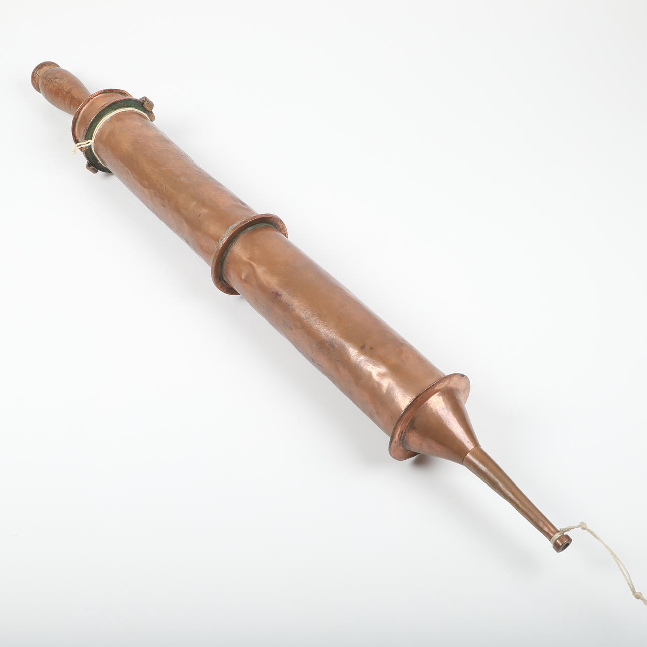 A copper fire sprayer, 1800/20th century.