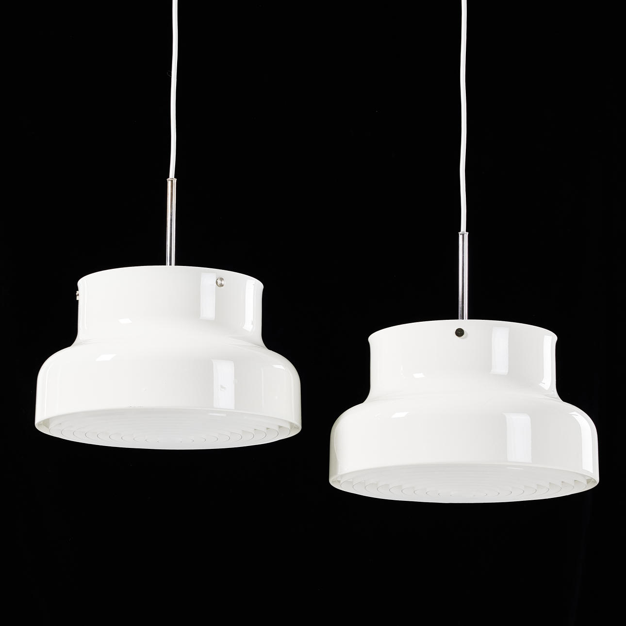 ANDERS PEHRSON. 2 Deckenleuchten, „Bumling“, Ateljé Lyktan, weiß gestrichen.