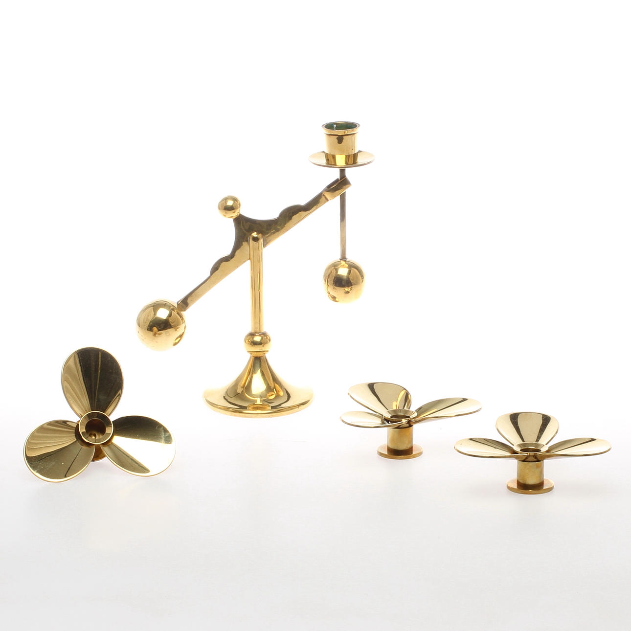 LJUSSTAKAR, 4 st, Skultuna samt Scandia mässing, bl a Pierre Forsell.