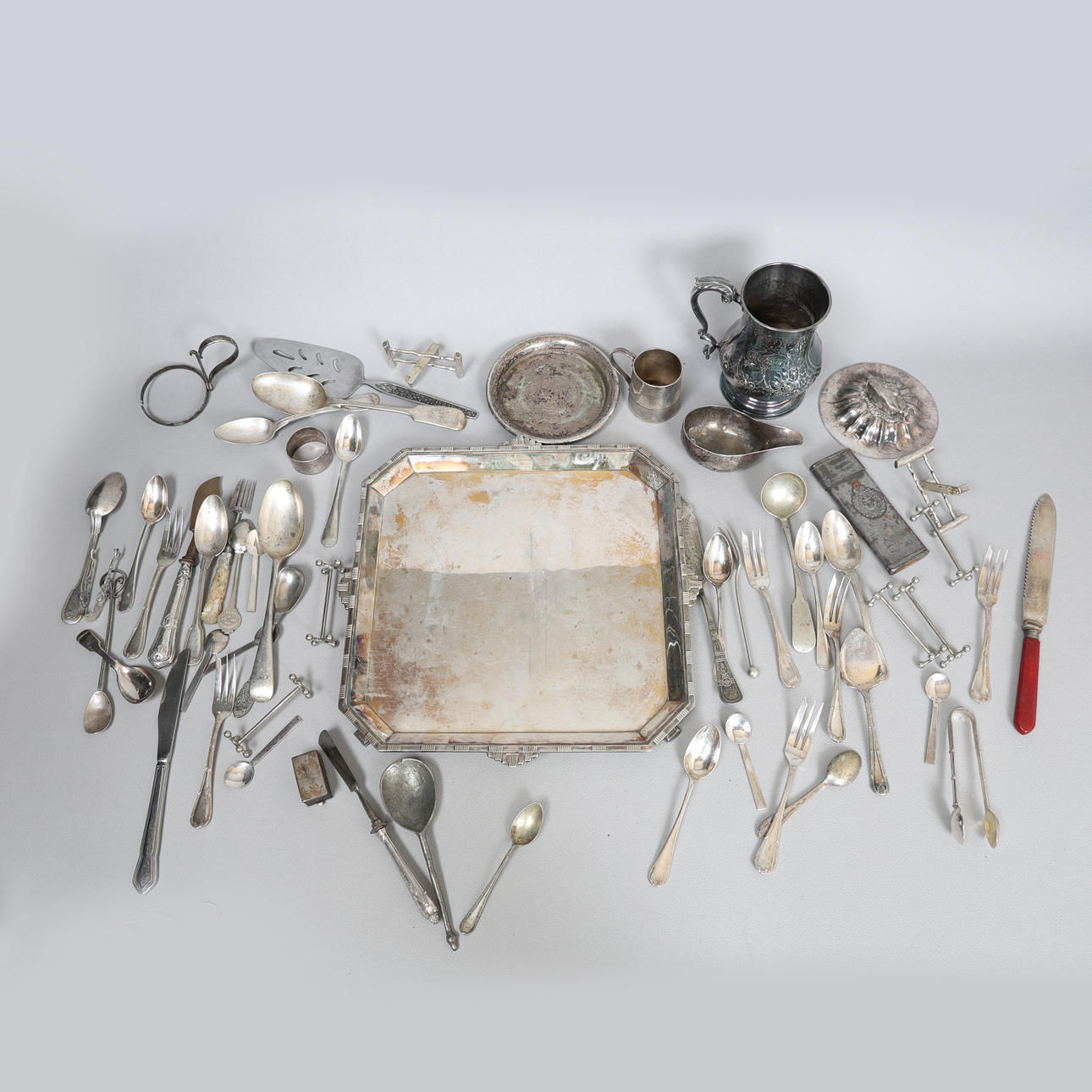 VERSILBERTES GESCHIRR MIT EINEM ART-DECO-TABLETT (MENGE).