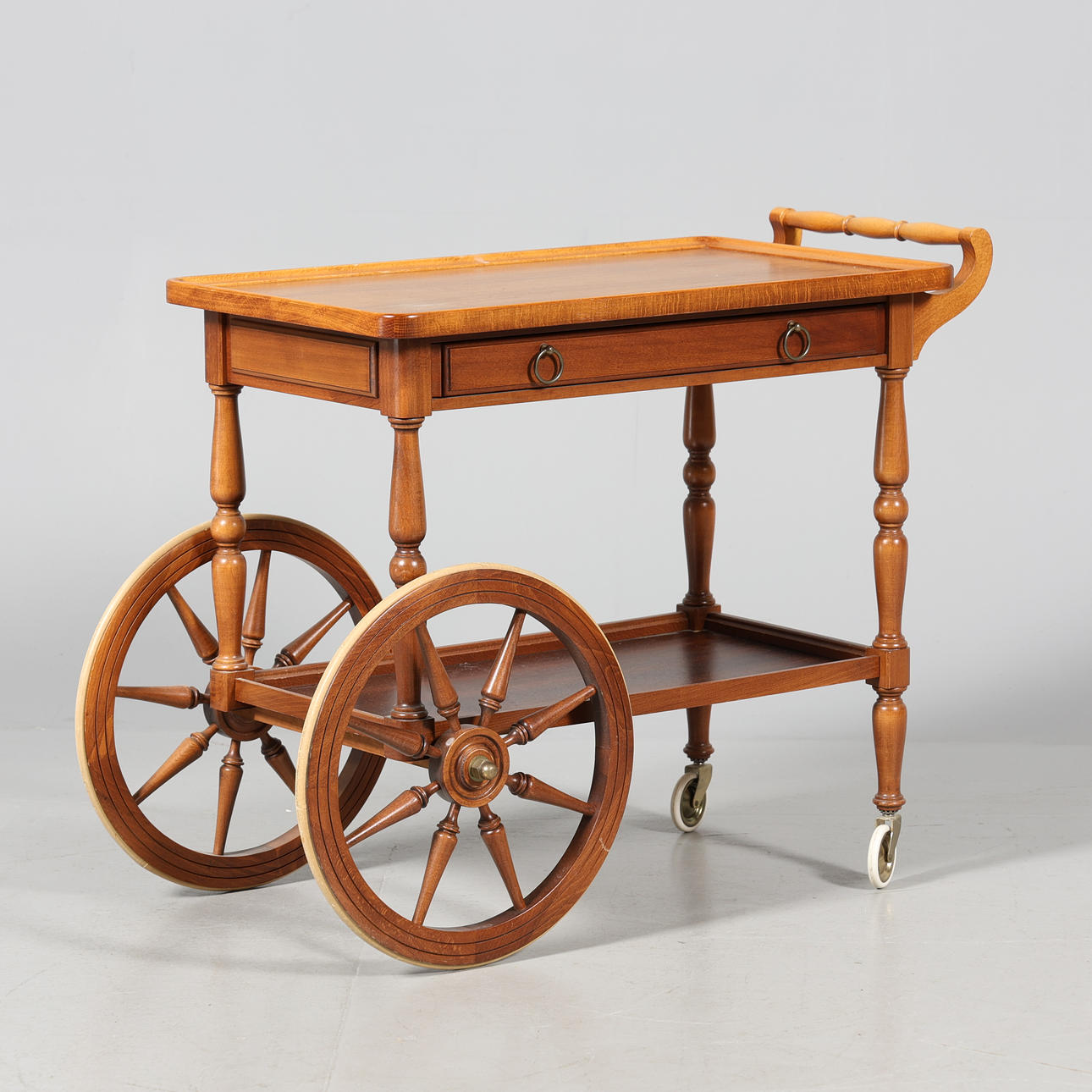 PUINEN TARJOILUVAUNU.