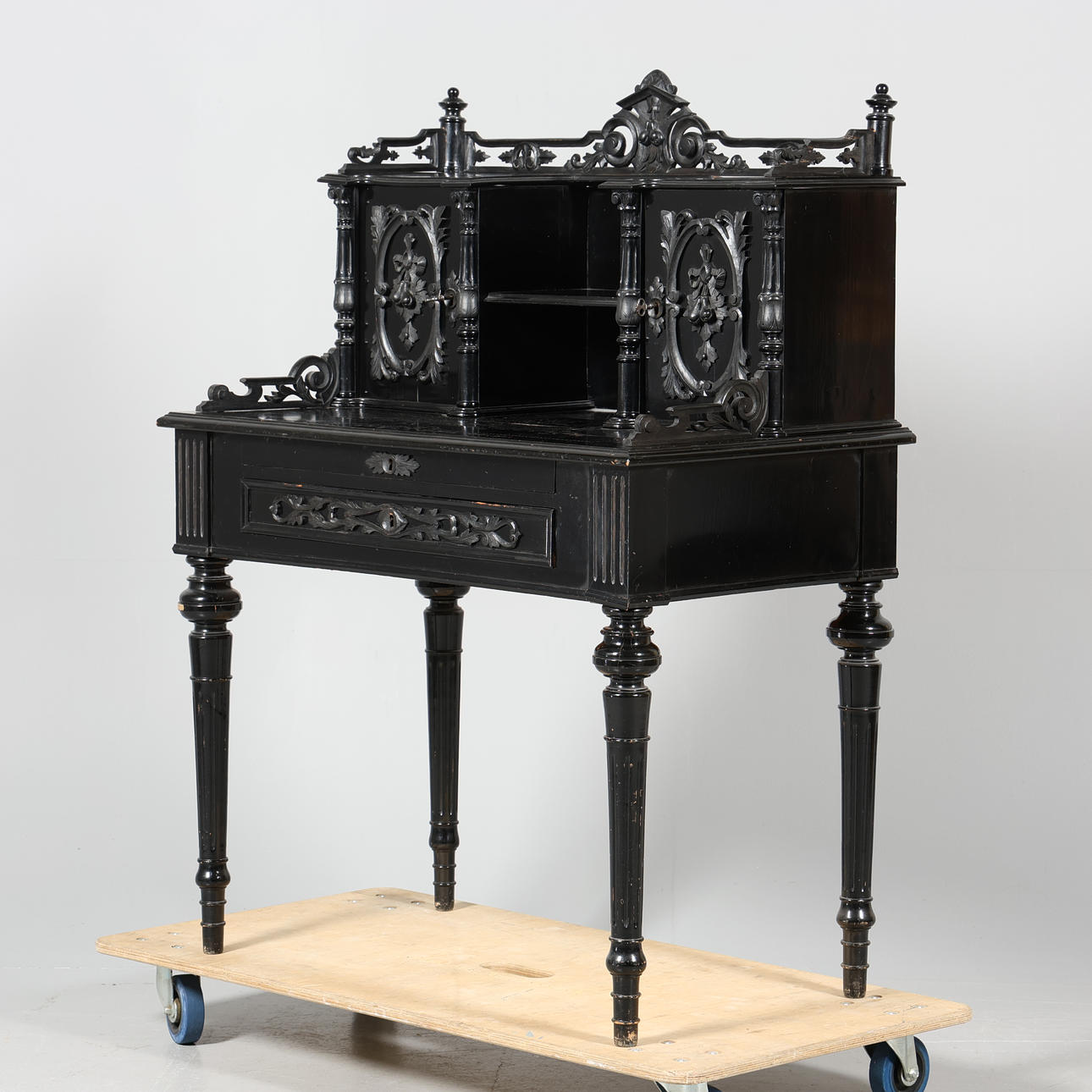 ESCRITORIO con ensayo, neorrenacentista.