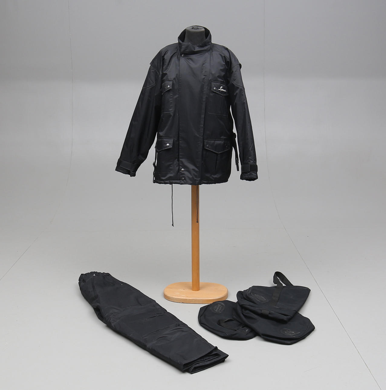 MOTORCYKELSTÄLL OCH INSATSVÄSKOR, 3 st, Harley Davidson och Spruce, sent 1900-tal.