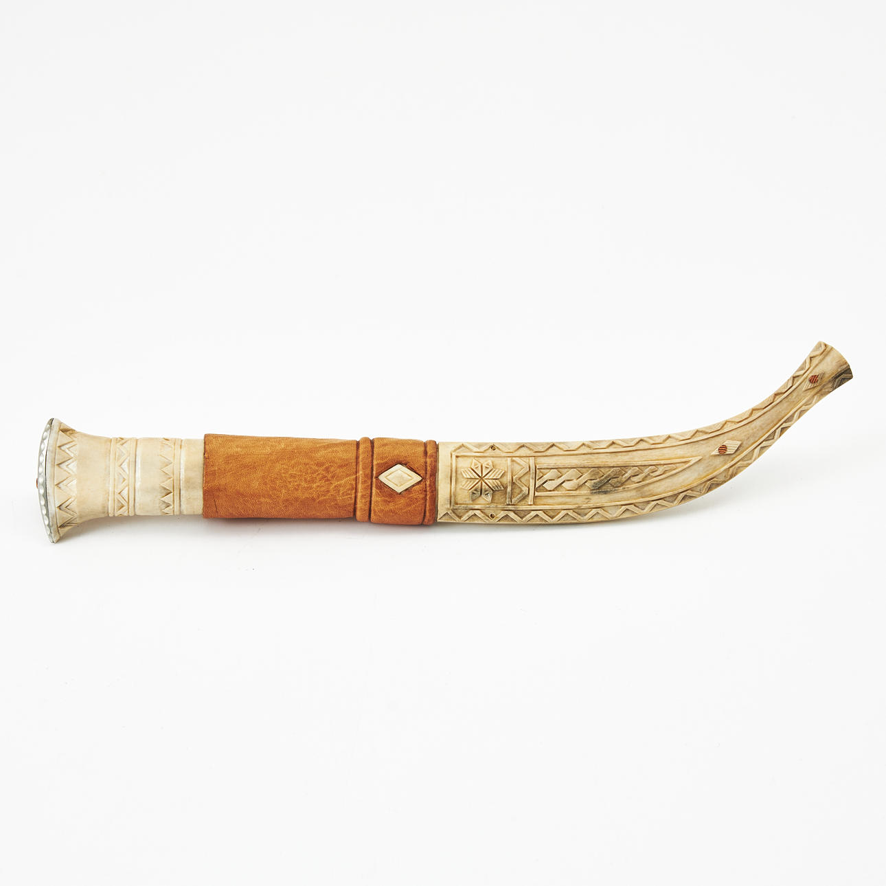 STEN JONSSON. Duved, knife, half horn, shank in reindeer horn with end in tin, sheath in reindeer horn and leather, engraved decoration, monogram signed SJ, marked on the blade Erik Frost Mora Sweden.