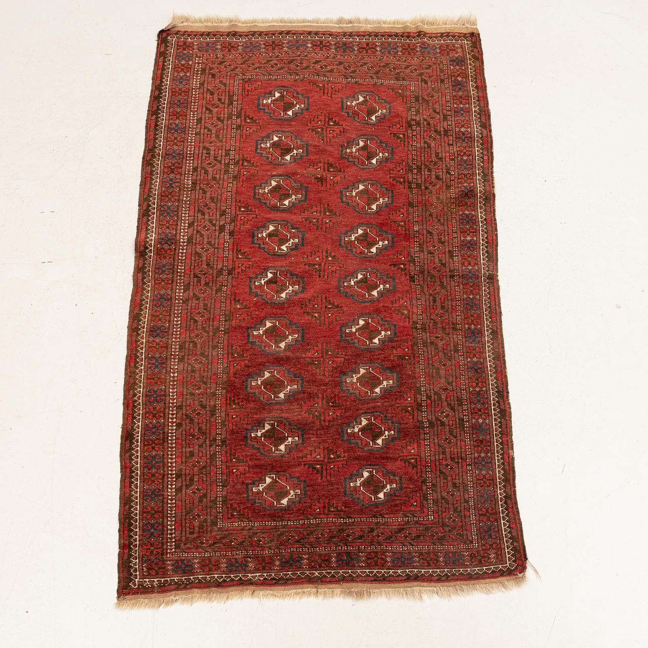 Una alfombra, tekke, semiantigua, de aproximadamente 200 x 112 cm.