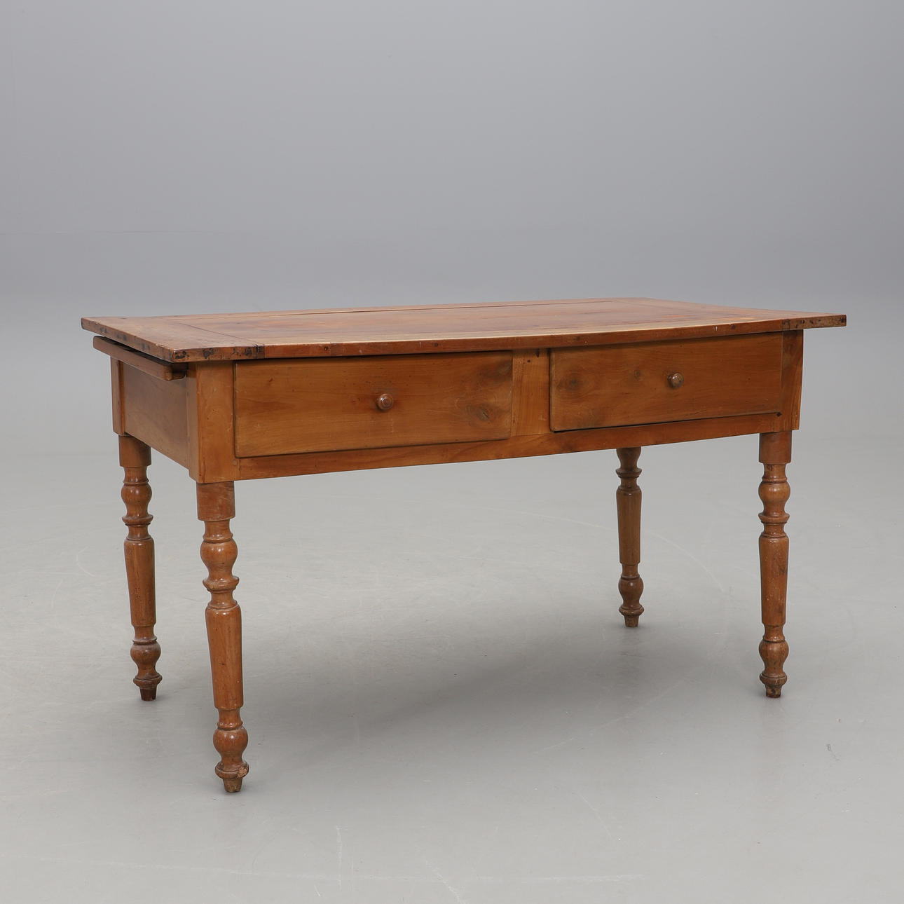 Una mesa Biedermeier del siglo XIX.