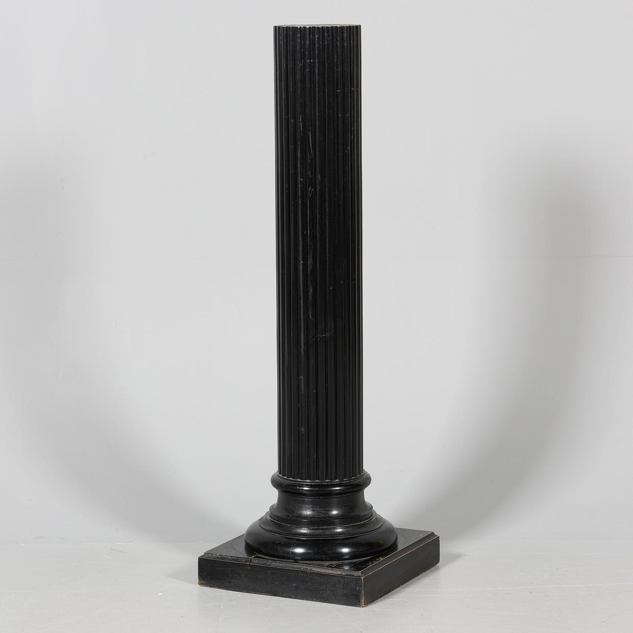 PYLVÄSJALUSTA, MAALATTU PUU.