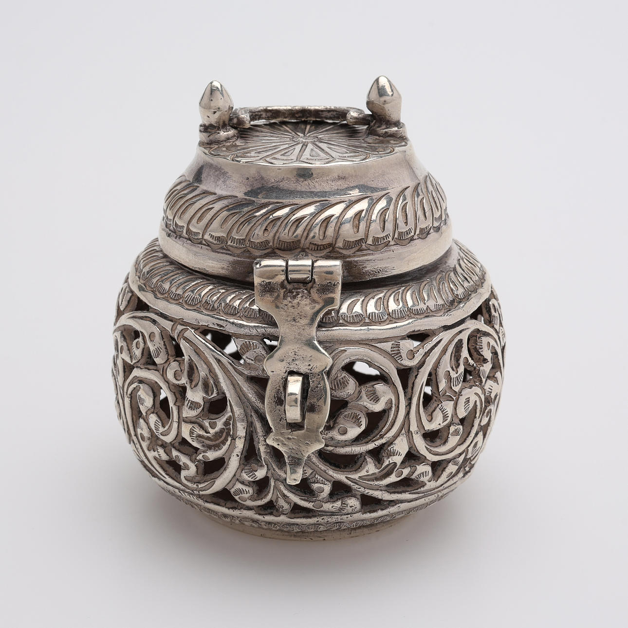 Deckelbox, Silber, Asien, ca. 162 g.