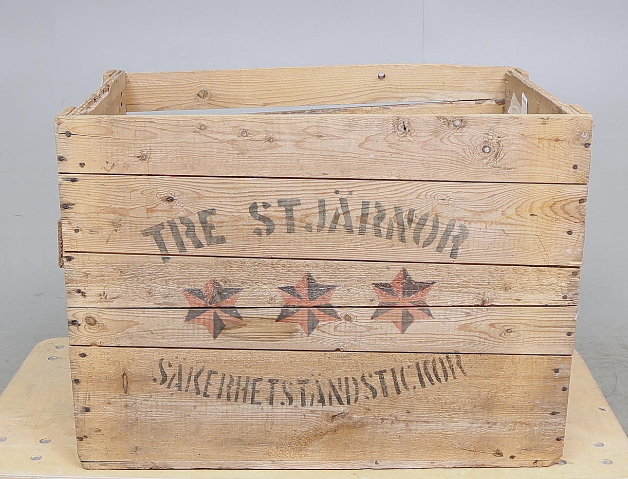 LÅDA, trä, "Tre stjärnor säkerhetständstickor", 1900-tal.