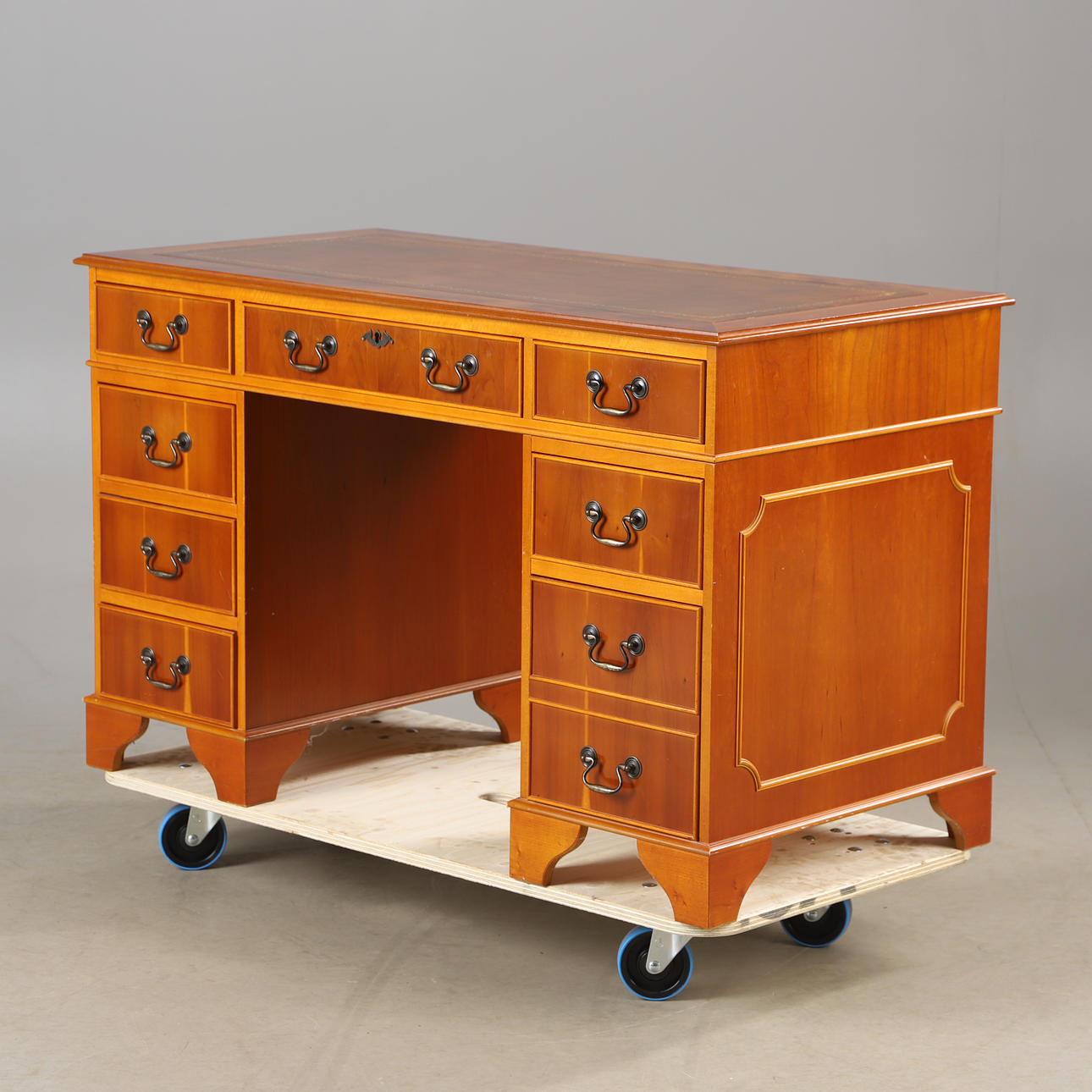 SCHREIBTISCH, EIBE, ENGLISCHER STIL.