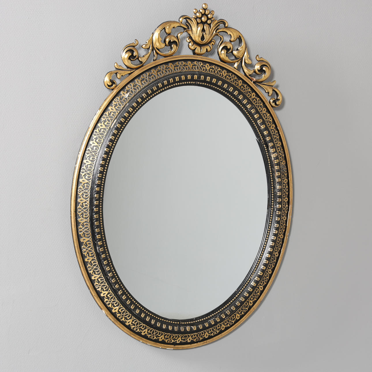 PEILI, musta ja kullanvärinen kehys.