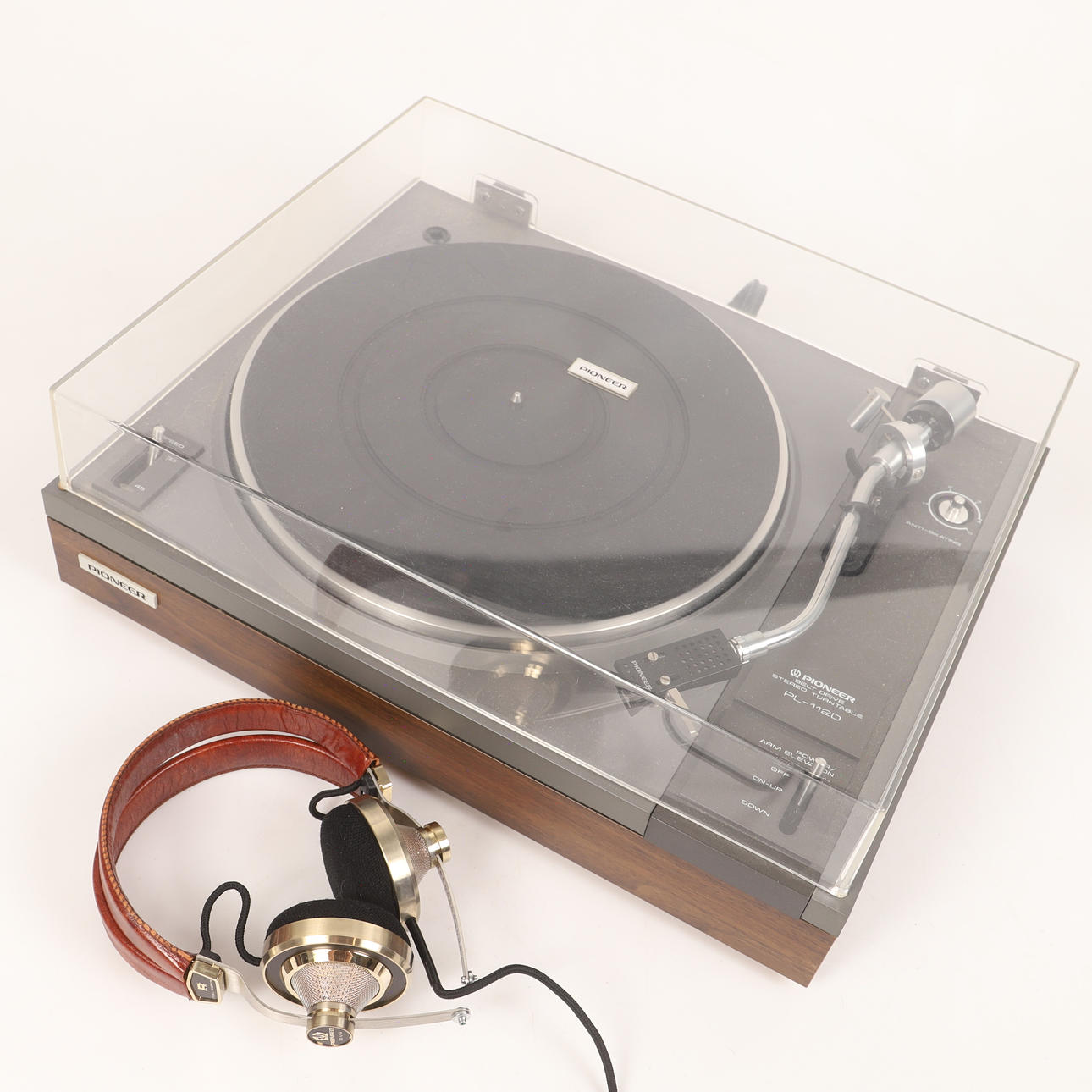 LEVYSOITIN JA KUULOKKEET.