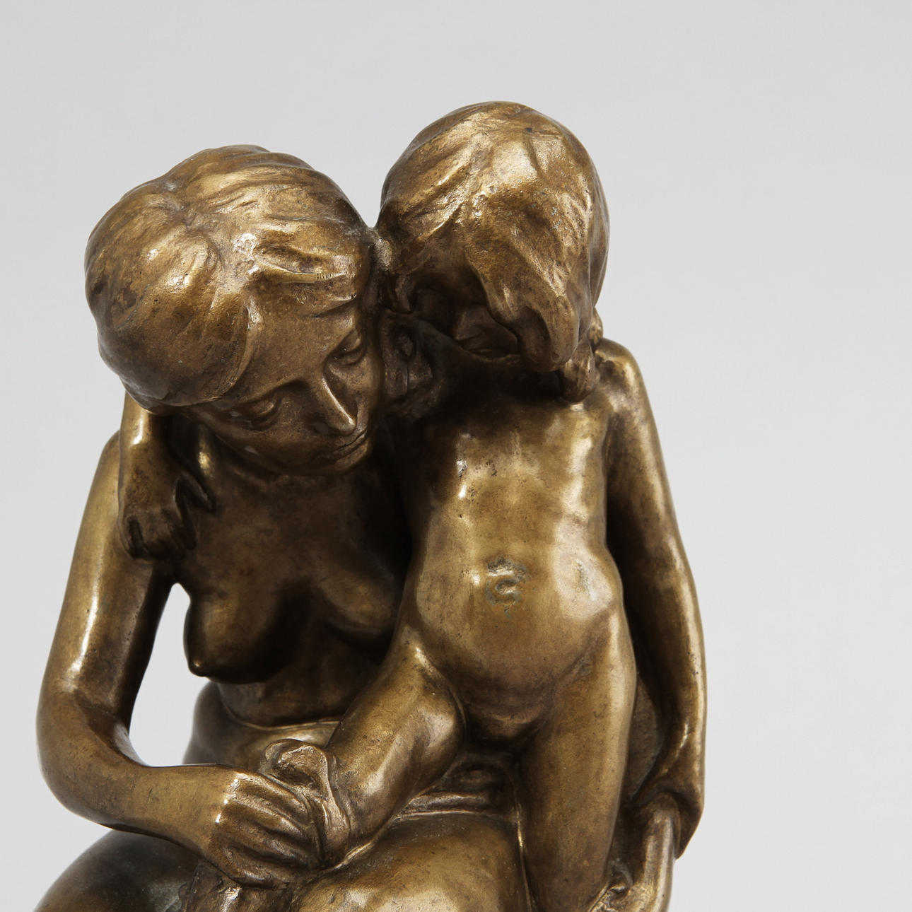 TORE STRINDBERG. Skulptur, Mor och barn, guldpatinerad brons. Signerad och daterad 1911.