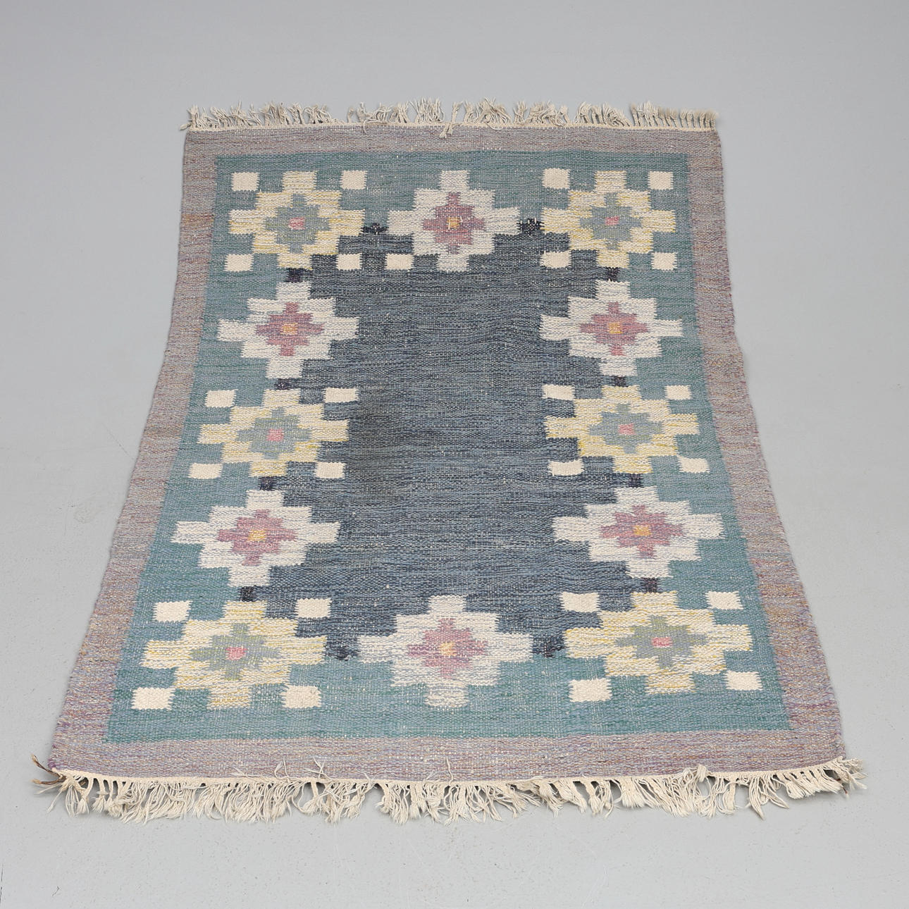 RUFFLE CANVAS, 135 x 190 cm.