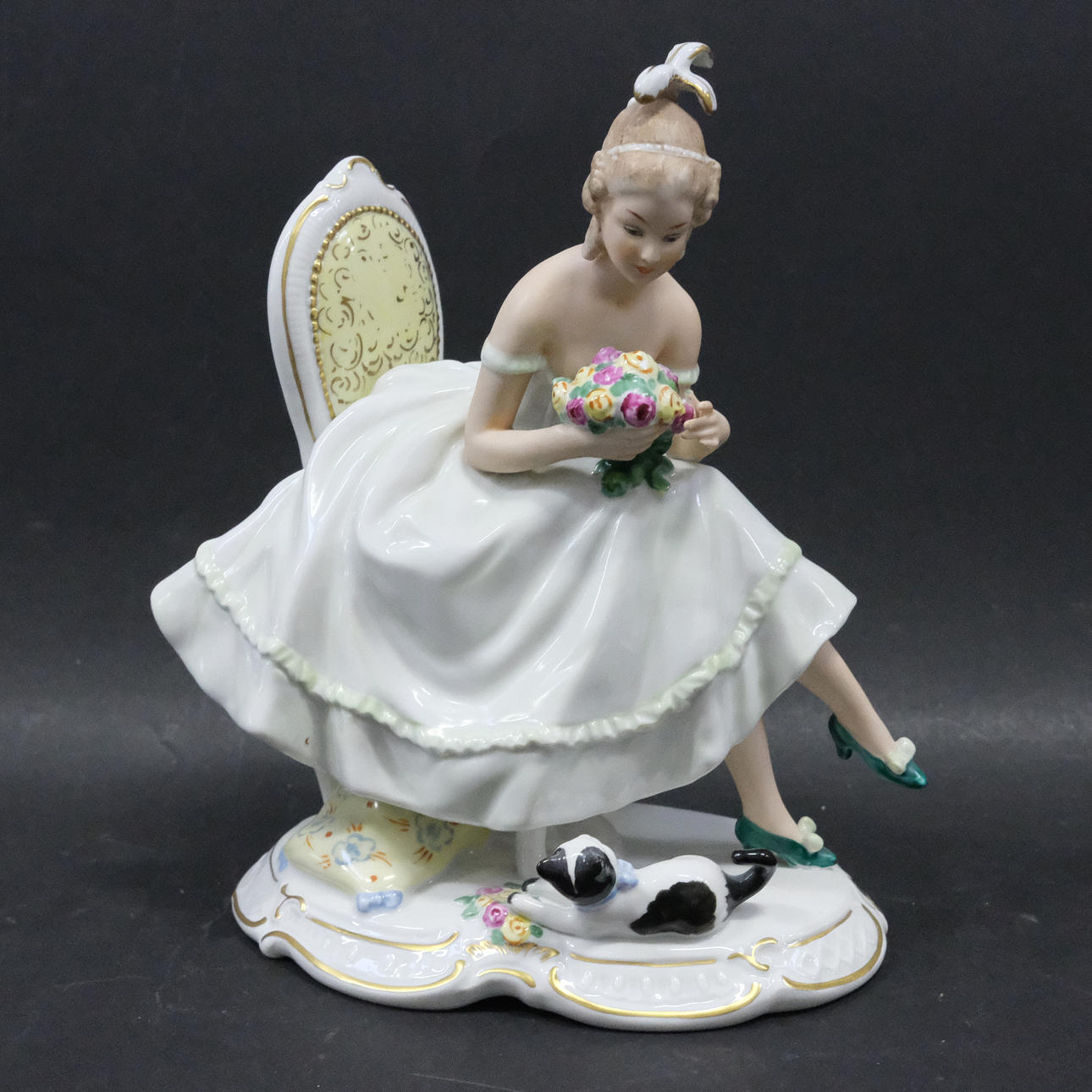 WALLENDORF. FIGUREN. EIN MÄDCHEN IN EINEM KLEID UND EINER KATZE.