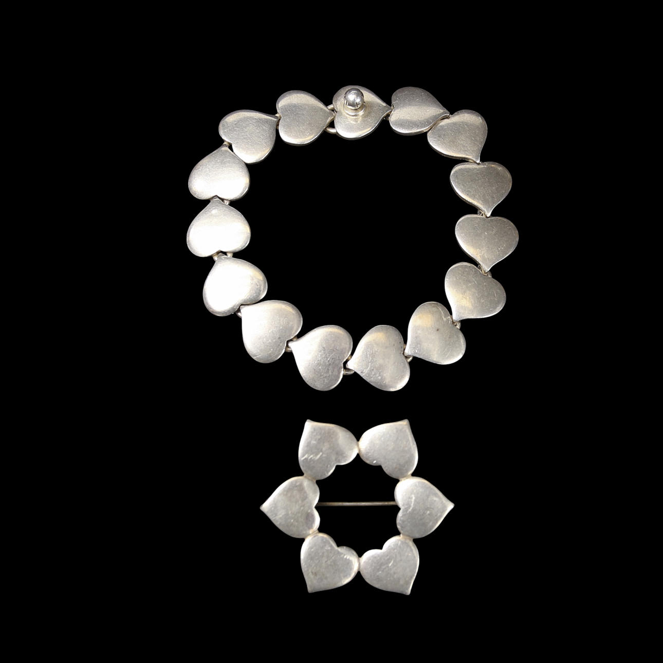 HANS HANSEN. Pulsera y broche con forma de corazón, plata.