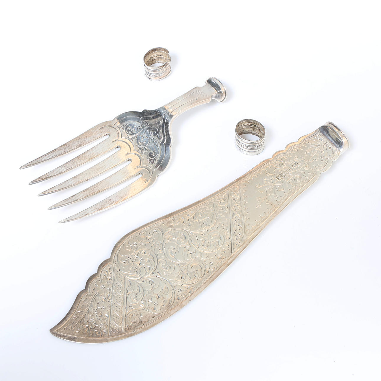 ETT SILVERFISKSERVERBLAD OCH GAFFELPINNAR, TVÅ FERULER (4).