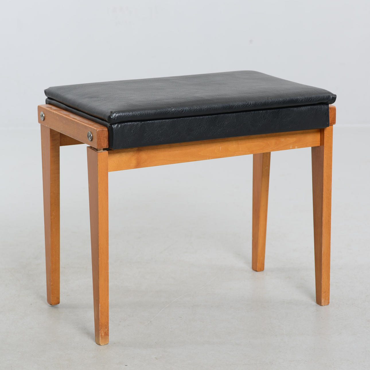 Ein Hocker, Krohns Snickeri Nässjö, 20. Jahrhundert.