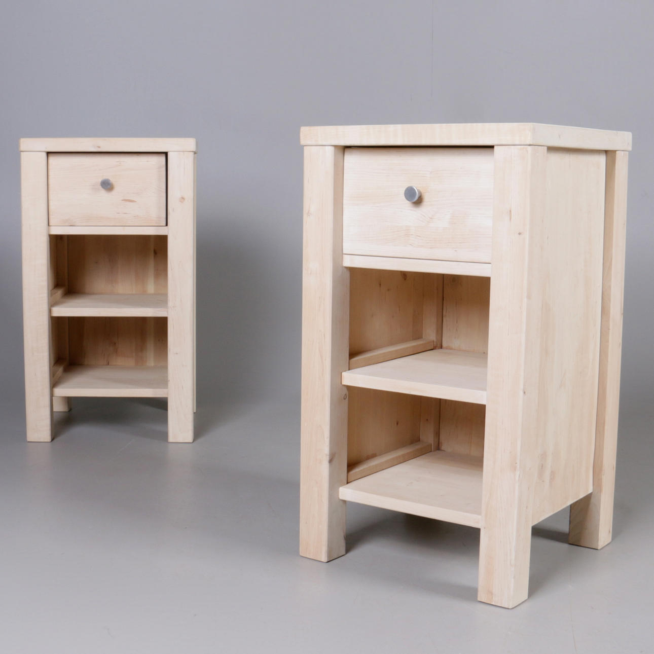 SÄNGBORD, ett par, laserad furu, samtida.