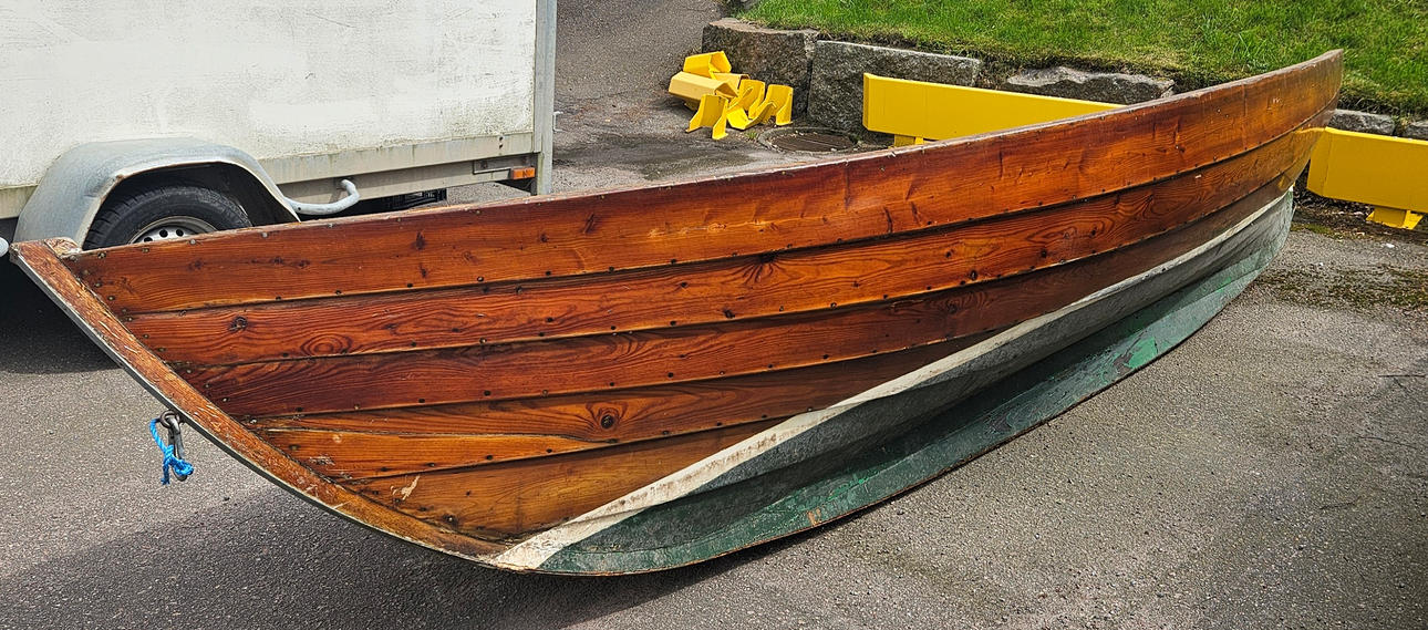 Ein Holzboot, Segelboot, 20. Jahrhundert.