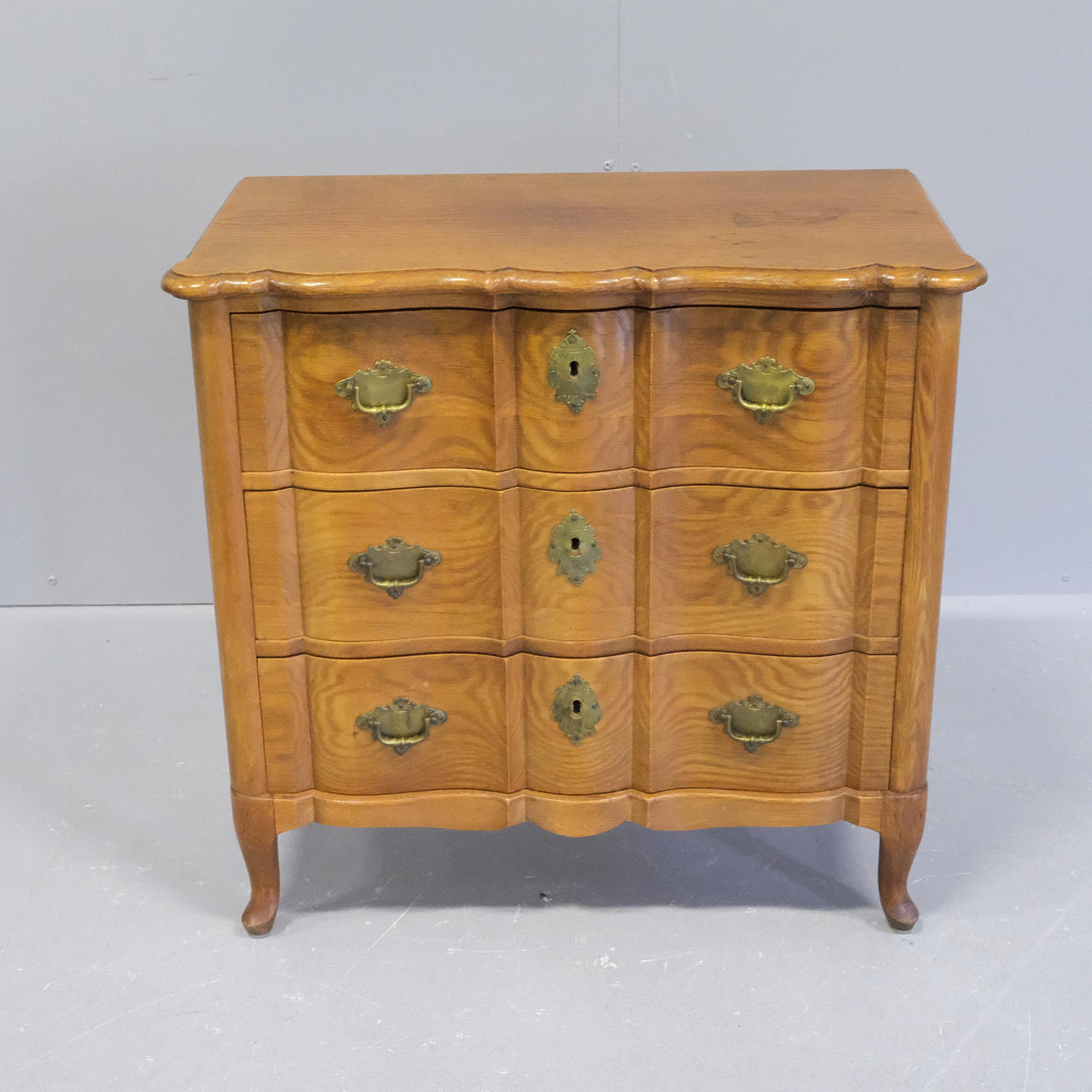 Còmoda DE CAJONES DE ROBLE, DE ESTILO BARROCO.