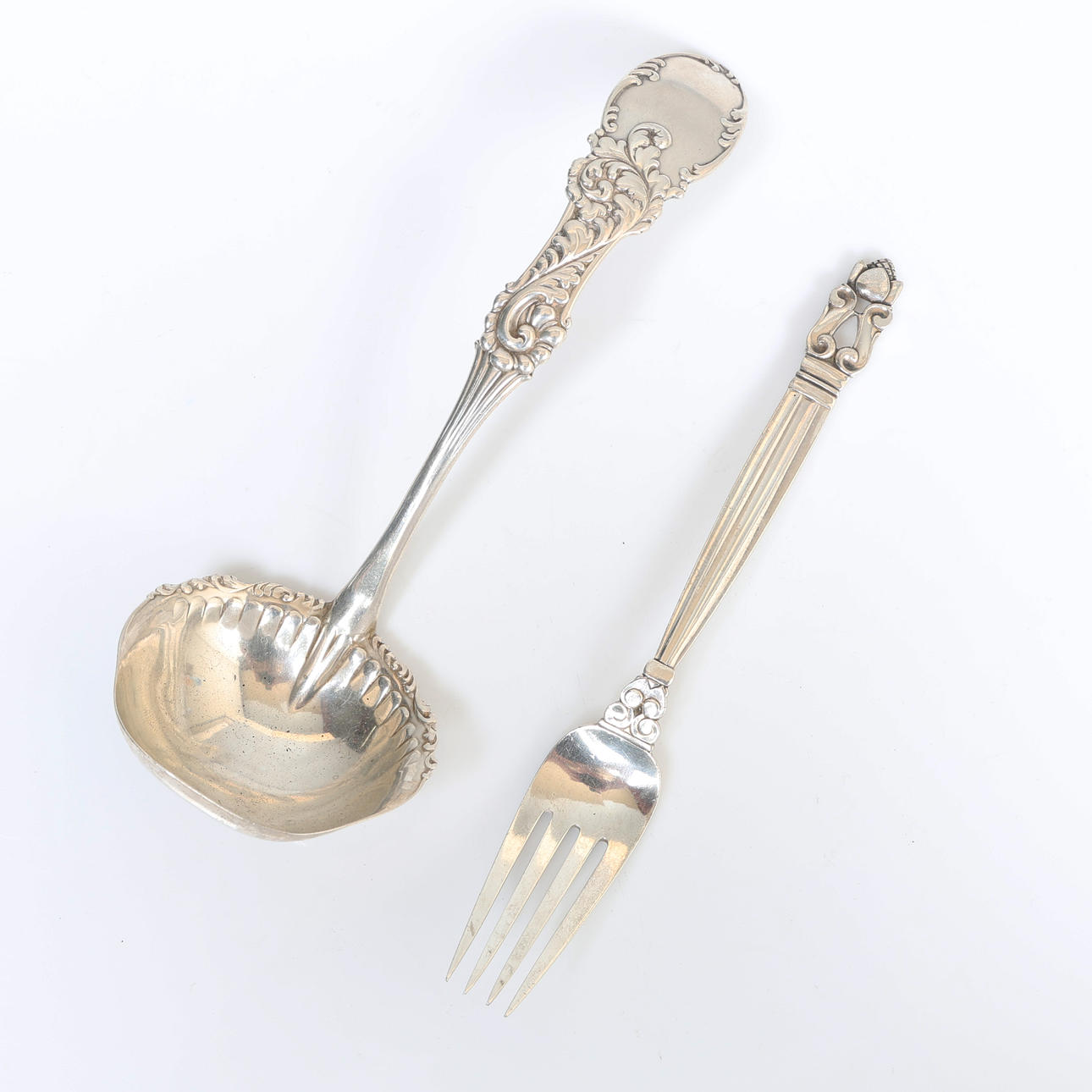 EINE GEORG JENSEN-SILBERGABEL, EINE KELLE AUS STERLINGSILBER (2).