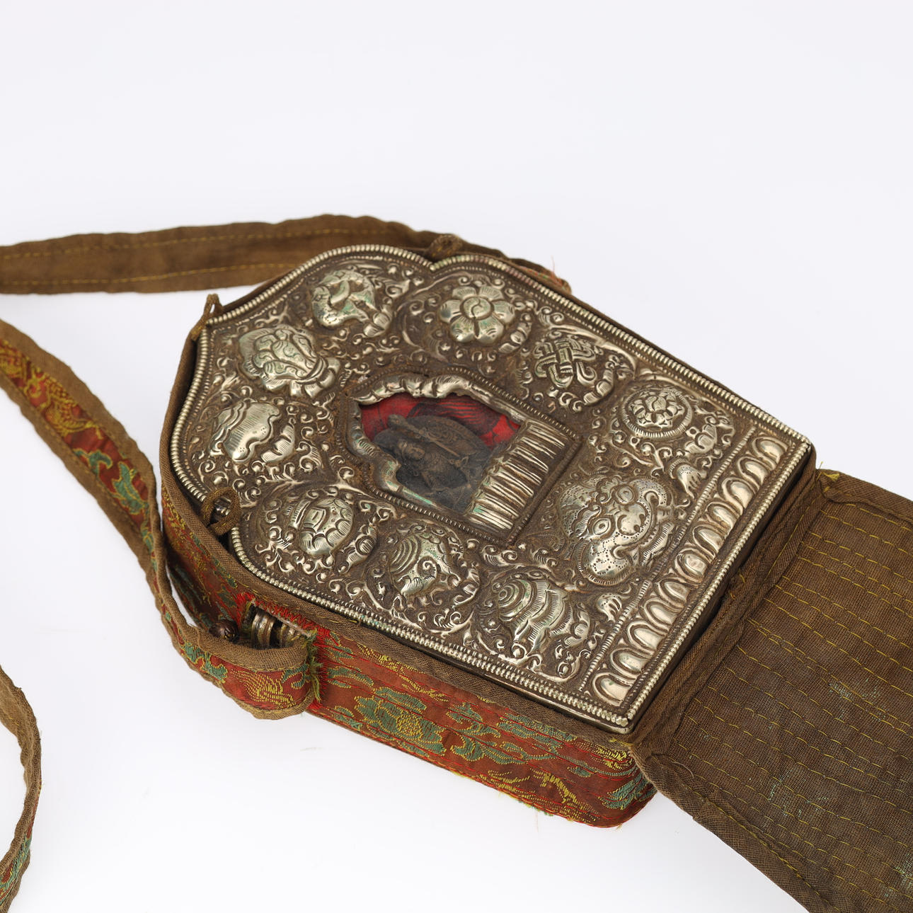 Tibetisch-buddhistischer „Ghau“ -Reisealtar, 1900.