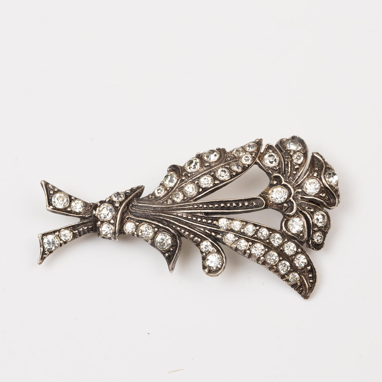 BROCHE, plata, piedras blancas.