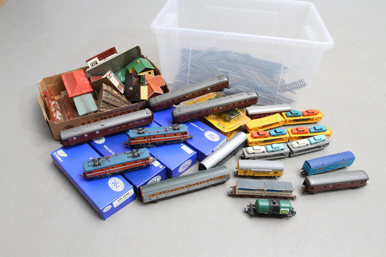 LIMA lok, vagnar, räls med mera. UGJ 4 godsvagnar i originalkartong. Hus och tillbehör.