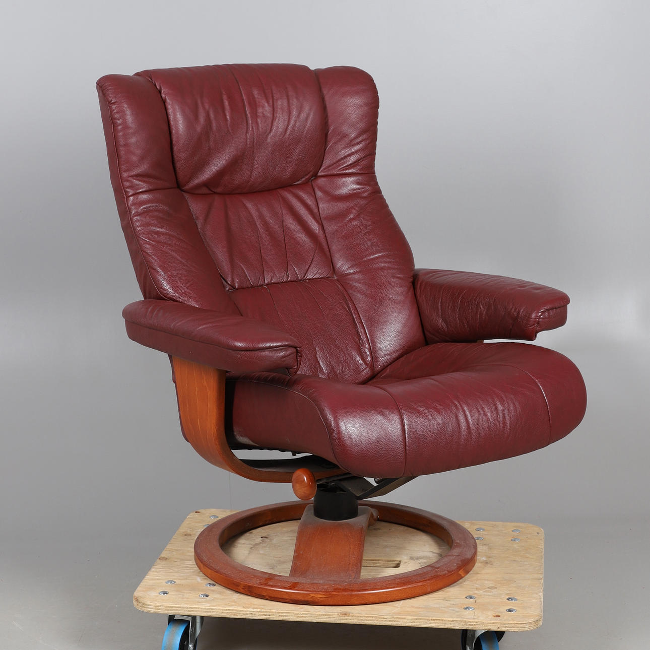 A MODERN OFFICE SWIVEL CHAIR.
