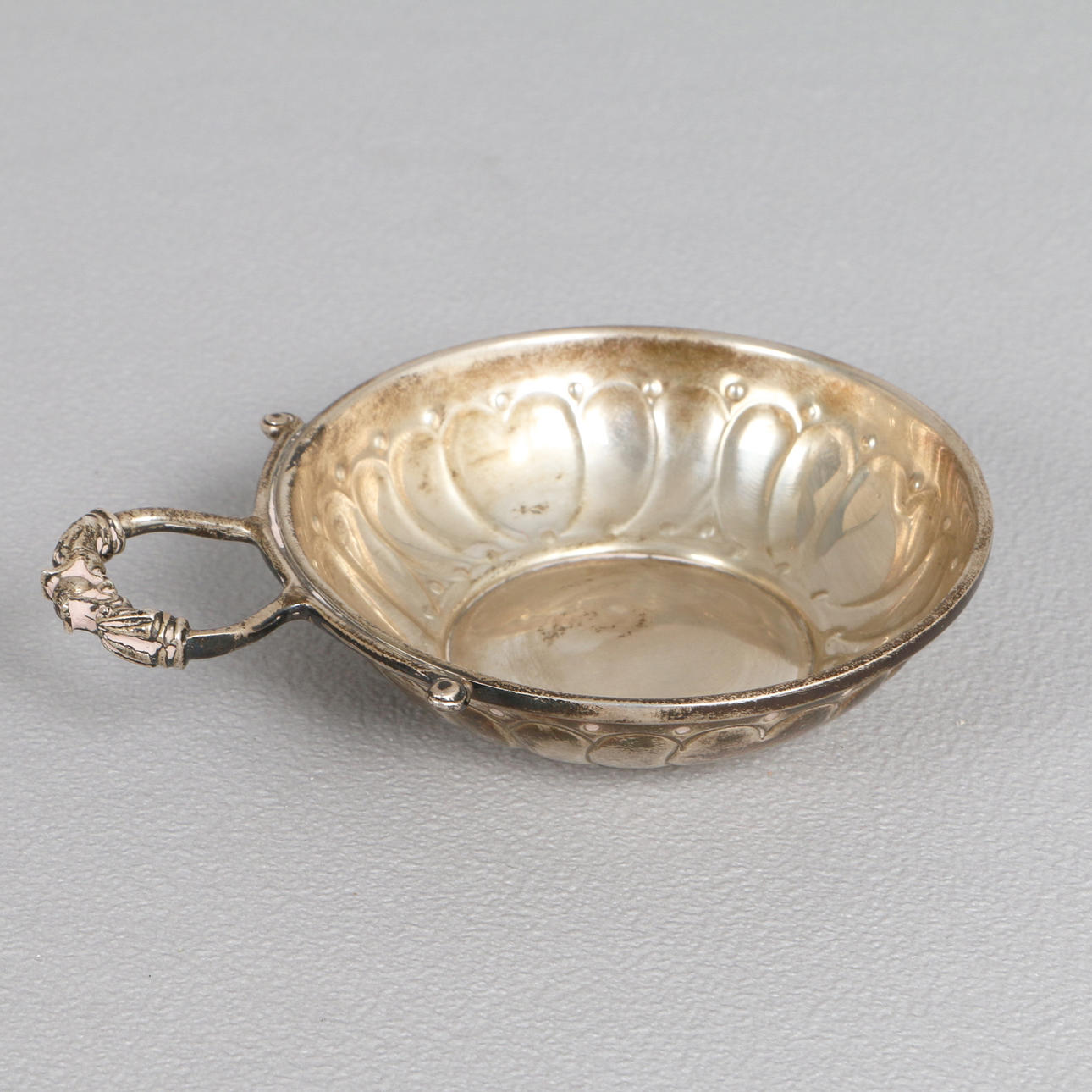 A SMALL ELIZABETH II SILVER PORRINGER.
