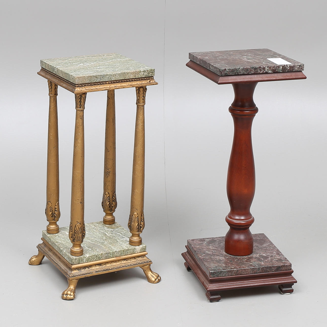 PIEDESTALER med marmorskivor, 2 st, 1900-tal.
