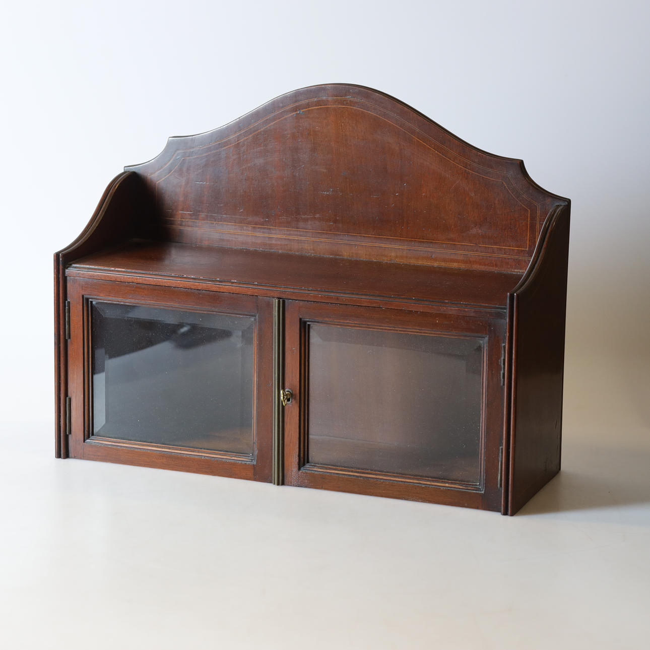 1900-luvun seinäkaappi.