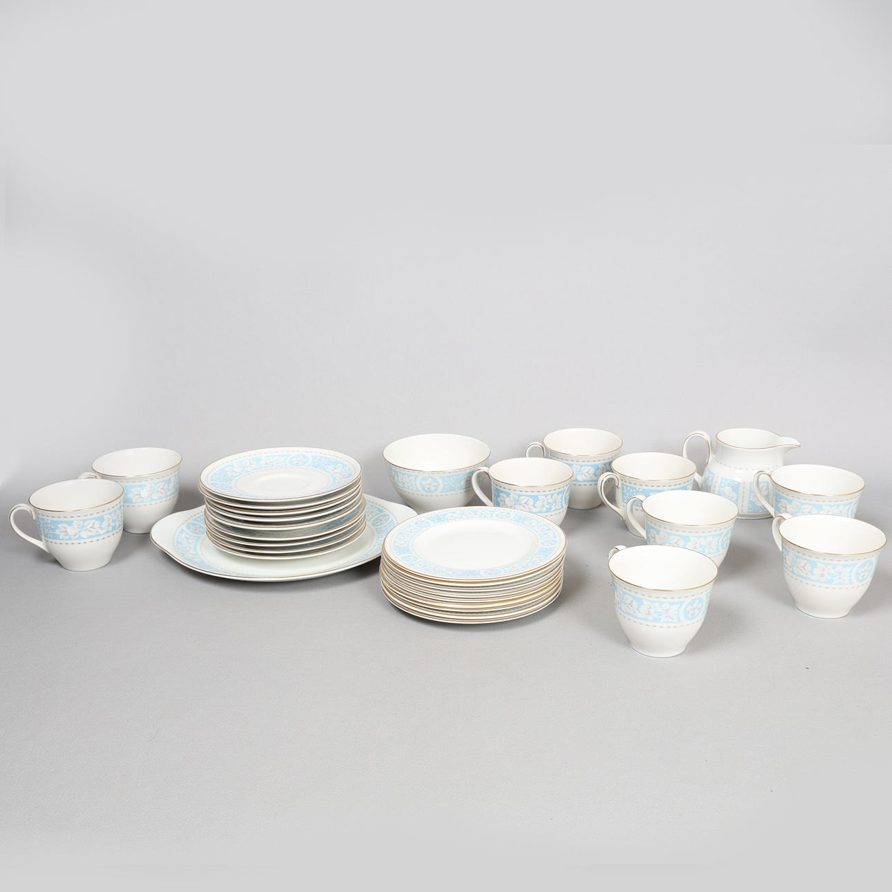 EIN ROYAL DOULTON „HAMPTON COURT“ -TEESERVICE (30).