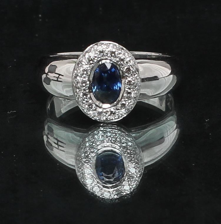 RING, 18k vitguld med diamanter samt safir. Vikt 6,6 gram.
