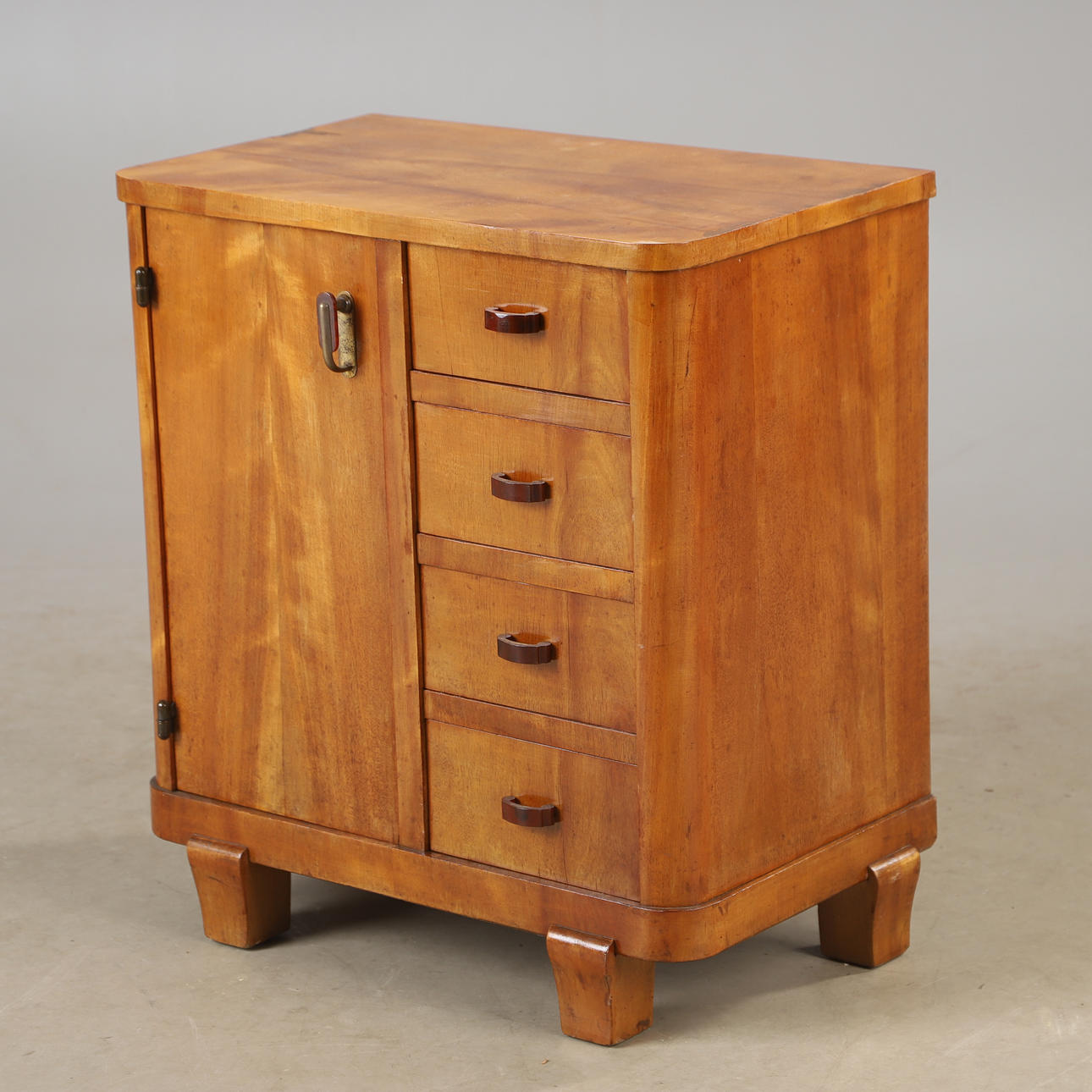 Kommode i hallen, 4-dørs, 20. århundrede.