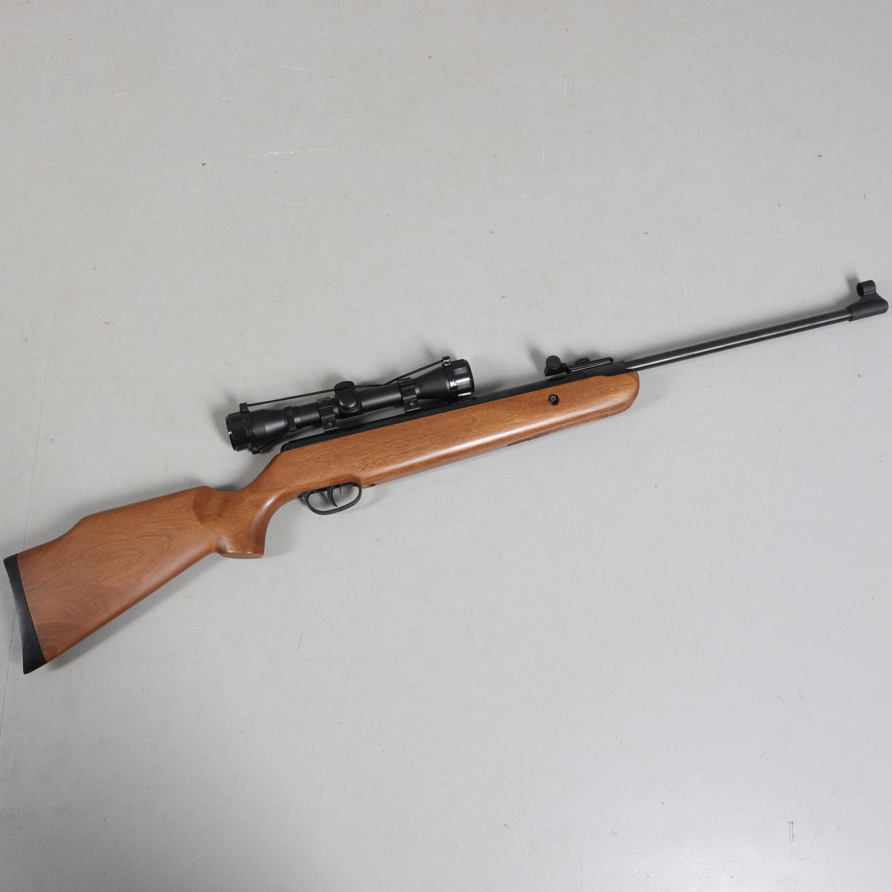 EN SMK .22 LUFTRIFFEL OG KIKKERT.