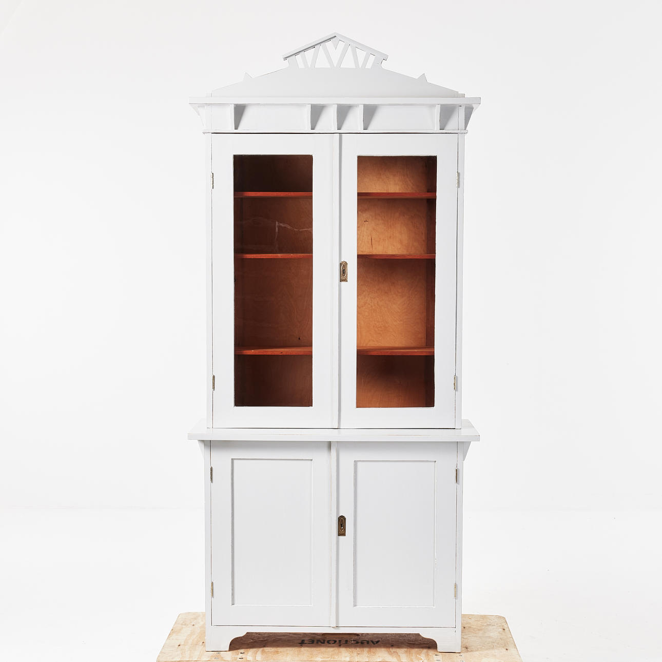 Bücherschrank, erste Hälfte des 20. Jahrhunderts, bemalt, Messingbeschläge.