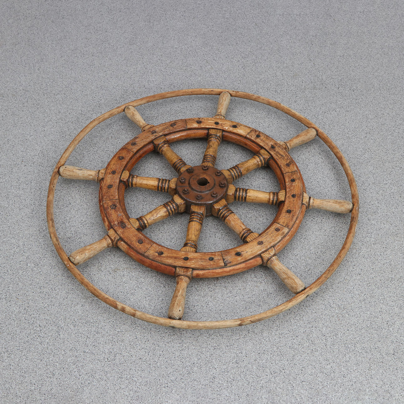 Ein Schiffslenkrad für ein Segelschiff, 20. Jahrhundert.
