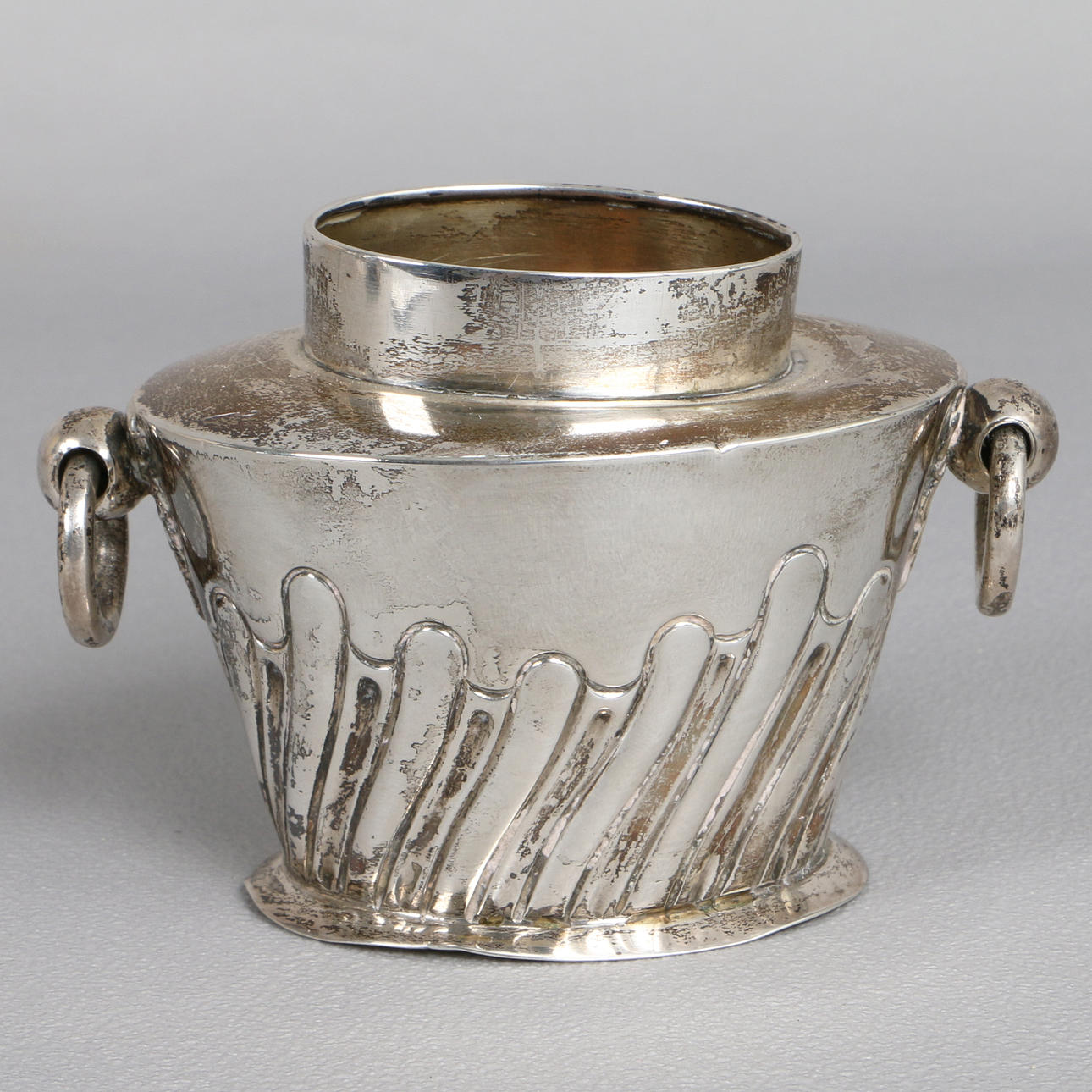 AN EDWARD VII SILVER TEA CADDY.