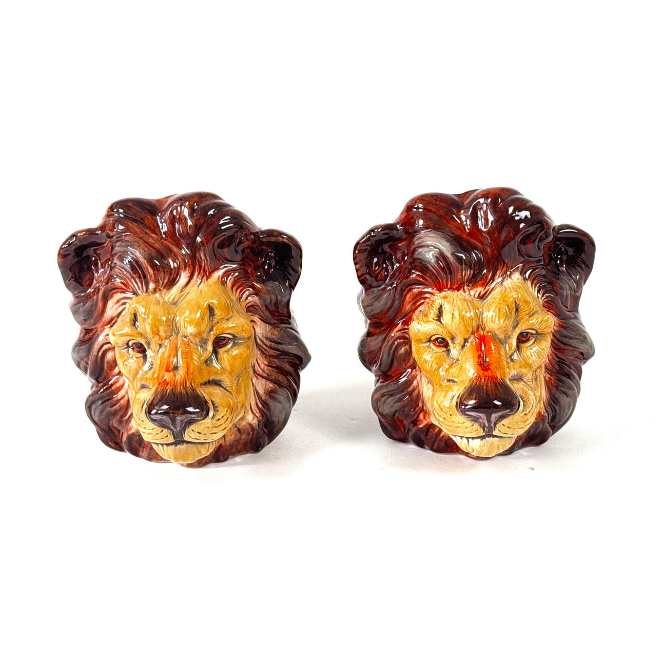PAAR LÖWENKOPFFÖRMIGE PFLANZGEFÄSSE.