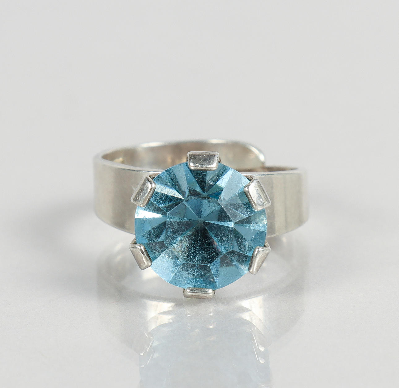 RING, silver med slipad blå sten, Hedbergs 1974.