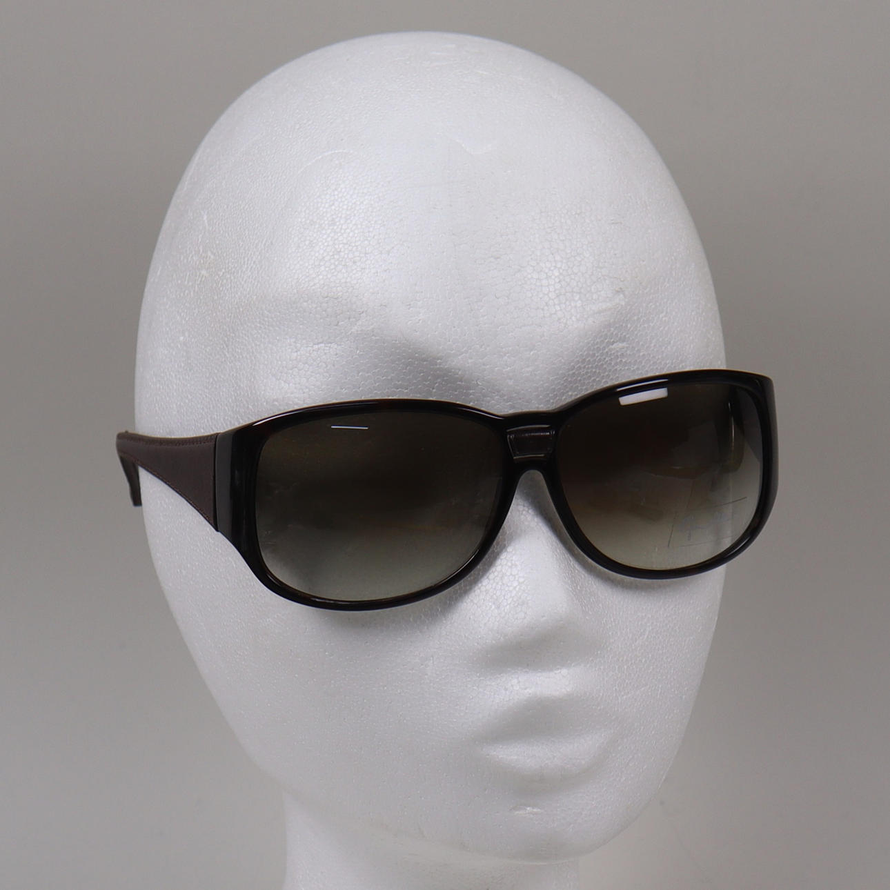 SONNENBRILLE, Eva Attling, „King“.